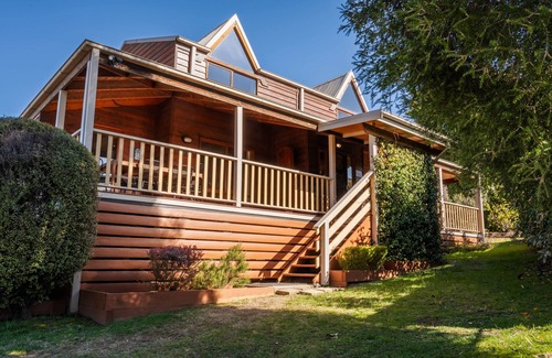 Tawonga South Casa | Alpine Alps Cabin-Sleeps 10-Pool & Mountain Views