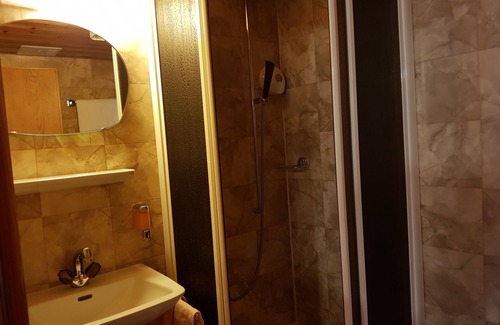 Taesch Hotel | Alpine Budget Rooms by Täscherhof
