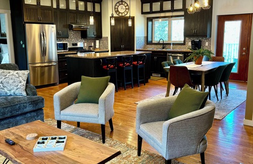Jasper East Casa | Alpine Adventure at Jasper East Gates