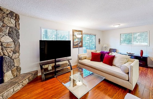 Blue Jay Cabina | Alpine cabin with furnished deck, fireplace & inviting interior