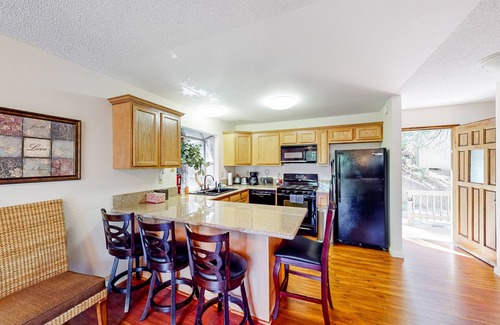 Blue Jay Cabina | Alpine cabin with furnished deck, fireplace & inviting interior
