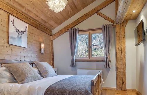 Vacheresse Chalet De Esquí | Alpine Chalet 1819 a beautiful Savoyard farmhouse, luxury chalet for 6–9 guests.