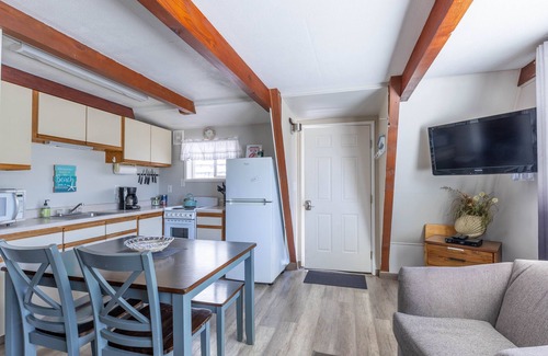 Otter Rock Cabaña | Alpine Chalet #4 Full Loft - Otter Rock, OR