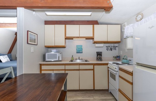 Otter Rock Cabaña | Alpine Chalet #4 Full Loft - Otter Rock, OR