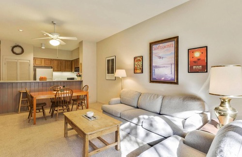 Olympic Valley Condominio | Ubicación inmejorable !!! ¡ACTIVIDADES GRATIS INCLUIDAS! Ubicación ideal de verano en el centro de toda la recreación de verano. Fácil acceso (a 5 minutos de todos) a Squaw Valley, Alpine Meadows y Tahoe City. Ubicado en el río Truckee.