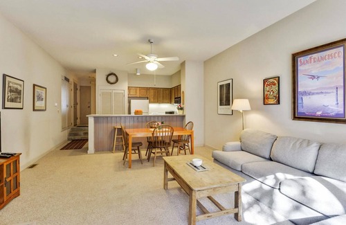 Olympic Valley Condominio | Ubicación inmejorable !!! ¡ACTIVIDADES GRATIS INCLUIDAS! Ubicación ideal de verano en el centro de toda la recreación de verano. Fácil acceso (a 5 minutos de todos) a Squaw Valley, Alpine Meadows y Tahoe City. Ubicado en el río Truckee.