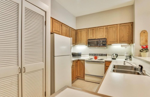 Olympic Valley Condominio | Ubicación inmejorable !!! ¡ACTIVIDADES GRATIS INCLUIDAS! Ubicación ideal de verano en el centro de toda la recreación de verano. Fácil acceso (a 5 minutos de todos) a Squaw Valley, Alpine Meadows y Tahoe City. Ubicado en el río Truckee.