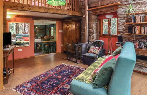 Newcastle-on-Clun Cabaña | ALPINE COTTAGE, pet friendly, character holiday cottage in Beguildy