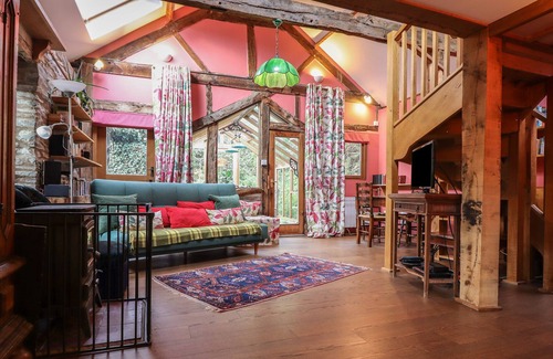 Newcastle-on-Clun Cabaña | ALPINE COTTAGE, pet friendly, character holiday cottage in Beguildy