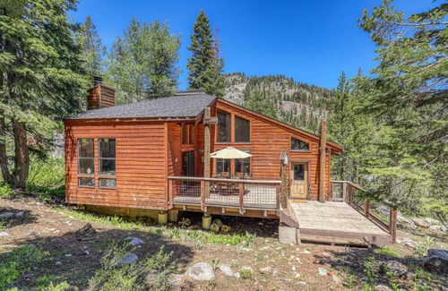 Alpine Meadows Casa | Alpine Escape by Tahoe Getaways - Shuttle to Ski Slopes & Fireplace