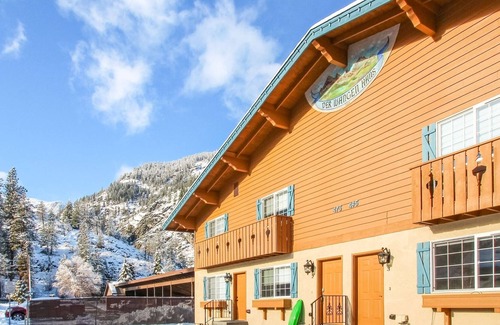 Leavenworth Condominio | Alpine Escape Downtown Townhome w Hot tub Free Cruiser Bicycles