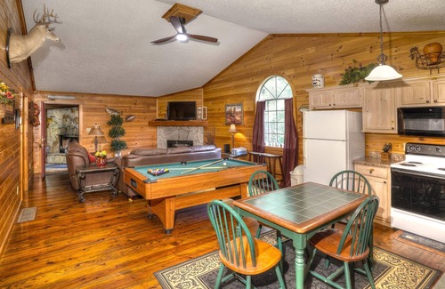 Sautee Nacoochee Cabina | Alpine Escape | 2BR Cabin with Screened in Porch, Outdoor Fireplace and Hot Tub
