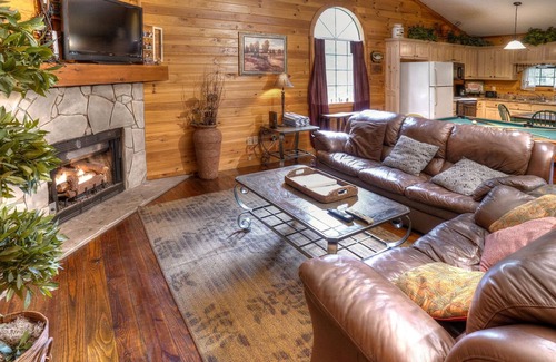 Sautee Nacoochee Cabina | Alpine Escape | 2BR Cabin with Screened in Porch, Outdoor Fireplace and Hot Tub