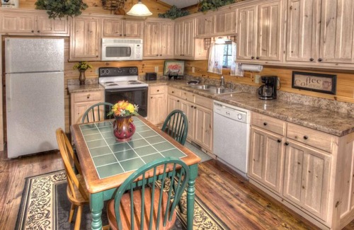 Sautee Nacoochee Cabina | Alpine Escape | 2BR Cabin with Screened in Porch, Outdoor Fireplace and Hot Tub