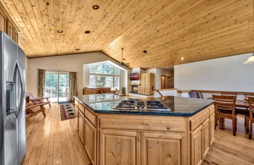 North Upper Truckee Casa | Alpine Family Adventure - Woodsy, Clean & Comfy, Pets & Yard, Family Fun