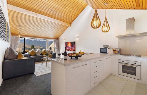 Fernhill Casa | ALPINE GOLD INCREDIBLE LAKE VIEWS QUALITY SPA