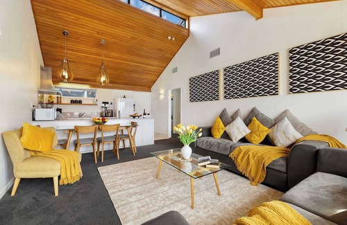 Fernhill Casa | ALPINE GOLD INCREDIBLE LAKE VIEWS QUALITY SPA