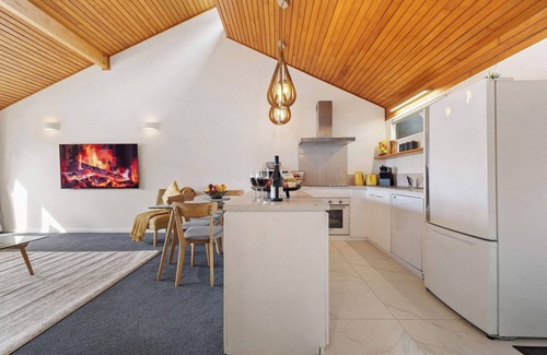 Fernhill Casa | ALPINE GOLD INCREDIBLE LAKE VIEWS QUALITY SPA