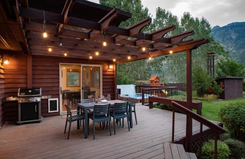 Alpine Casa | Alpine Highmark by KABINO Hot Tub Fire Pit Fully Fenced Backyard WiFi