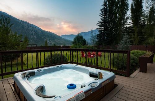 Alpine Casa | Alpine Highmark by KABINO Hot Tub Fire Pit Fully Fenced Backyard WiFi