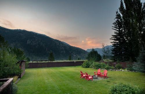 Alpine Casa | Alpine Highmark by KABINO Hot Tub Fire Pit Fully Fenced Backyard WiFi
