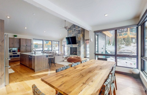Silverthorne Casa | Alpine house is 2550 Sqf, 4 Bedrooms + 3.5 Bathrooms + Large Bullfrog Hot Tub
