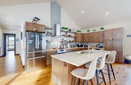 Silverthorne Casa | Alpine house is 2550 Sqf, 4 Bedrooms + 3.5 Bathrooms + Large Bullfrog Hot Tub