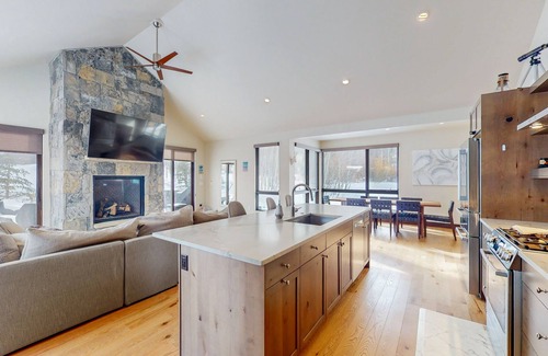Silverthorne Casa | Alpine house is 2550 Sqf, 4 Bedrooms + 3.5 Bathrooms + Large Bullfrog Hot Tub