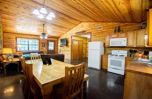 Board Camp Cabina | Alpine Lodge|18Acres|Creek|Swim|Hiking|ATV|Cabin