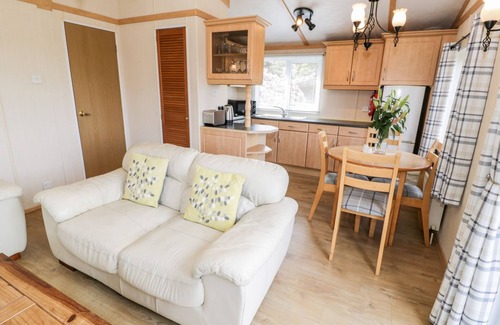 Rhyd-y-foel Cabaña | ALPINE LODGE, family friendly, with a garden in Rhyd-Y-Foel