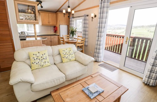 Rhyd-y-foel Cabaña | ALPINE LODGE, family friendly, with a garden in Rhyd-Y-Foel
