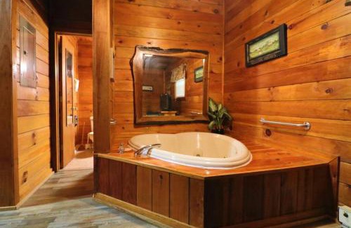Helen Casa | Alpine Mountain Sweetheart Cabin Jacuzzi #6