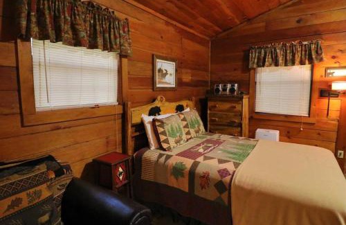 Helen Casa | Alpine Mountain Sweetheart Cabin Jacuzzi #6