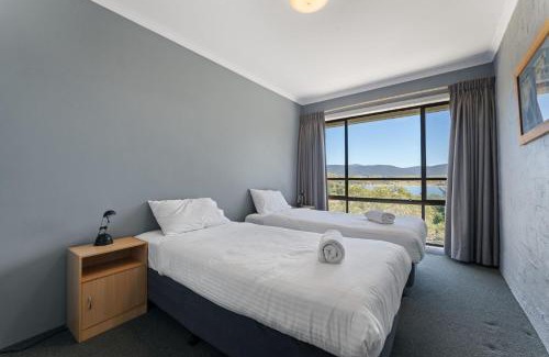 Jindabyne Casa | Alpine Mountain View 18 - 4BR l Mountain Views l Swimming Pool l Air-Con l WiFi