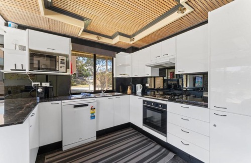 Jindabyne Casa | Alpine Mountain View 39 - 3BR l Swimming Pool l Air-Con l WiFi