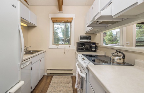 Big Sky Meadow Village Condominio | Alpine Nest Chalet - Nordic Skiing | Community Hot tub, pool & sauna