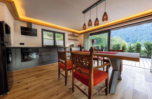 Kitzbuehel Apartamento | Alpine retreat with sun terrace