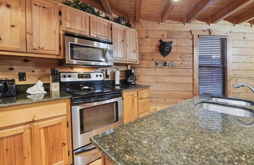 White Oak Lodge Cabina | Alpine Spirit - Smoky Mountain Family Fun!