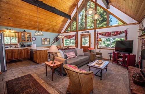 Comstock Acres Casa | Alpine Welcome by Hauserman Rental Group
