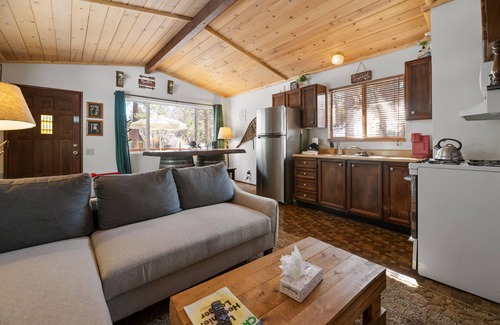 Sugarloaf Cabina | Alpine Whiskey Lodge - Nice cabin in Sugarloaf in a very quiet area away from the hustle of Big Bear