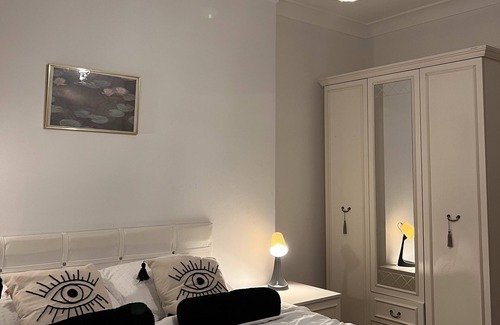 Sariyer Condominio | ALR SUITES - Eclectic 3BR w/Garden,Sauna,Pool,Gym,Courts,24/7Concierge