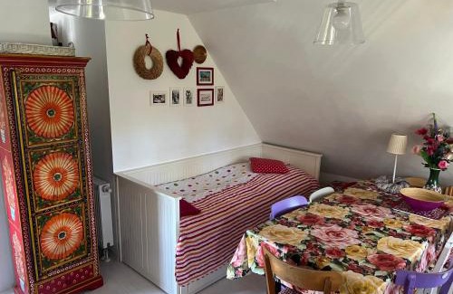 Krakvitz Casa | Alte Kate mit Bau-& Zirkuswagen im Gartenidyll in Putbus OT Kasnevitz