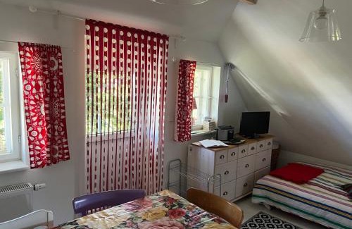 Krakvitz Casa | Alte Kate mit Bau-& Zirkuswagen im Gartenidyll in Putbus OT Kasnevitz