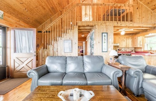 Lynn Cabina | Altitude Adjustment - Cabin with Panoramic Views