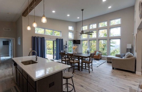 Wright City Casa | Altitude Adjustment - New Treehouse at Innsbrook