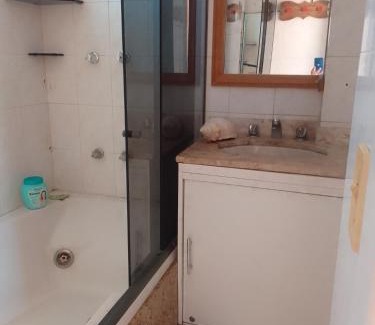 Recreio dos Bandeirantes Apartamento | Alugo quarto próximo a praia em nossa residência