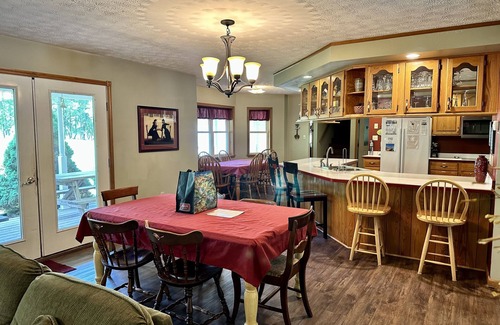 Accident Casa | Alvie House: 5 min from Wisp&DCL, Outdoor Fire Pit, Fireplaces, Country Kitchen