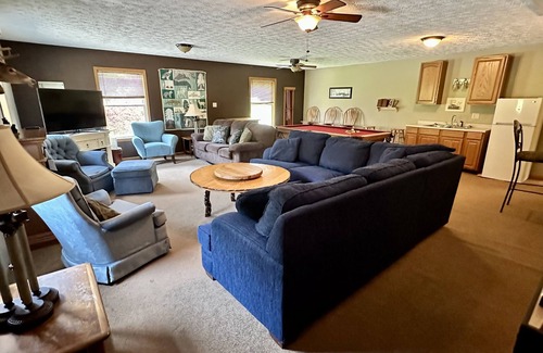 Accident Casa | Alvie House: 5 min from Wisp&DCL, Outdoor Fire Pit, Fireplaces, Country Kitchen