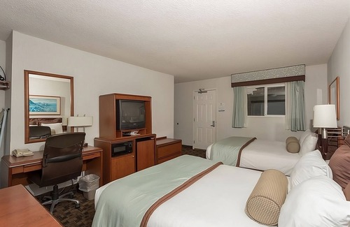 Newport Hotel | Always a Great Idea To Unwind! Two Units, Pets Are Welcome, Parking!