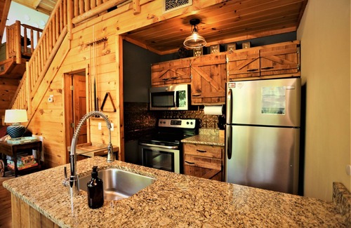 Gatlinburg - Pigeon Forge Cabina | Always & Forever 1 Bedroom Cabin by RedAwning